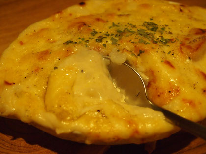 シチューの残りと、残ったホワイトソースをご飯にかけてチーズをのせて、オーブンへ。シチュードリア^^で二度おいしい^^ パスタならペンネでグラタンも^^