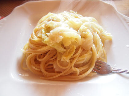 アンチョビーとキャベツのパスタ^^♡ アンチョビー料理で一番一番好きなのがこの キャベツと合わせたパスタです^^ ゆでて甘くなったキャベツとの相性は本当に最高です^^ 大好物♪ キャベツはパスタと一緒にゆでてしまいます^^