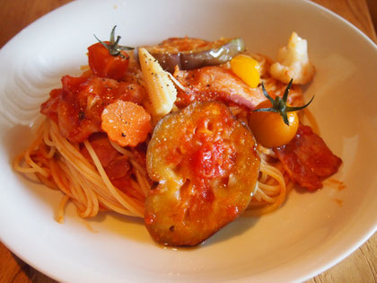 大きな有機水那須を使った アラビアータ^^ こちらも細麺にして冷製カッペリーニにしたらもっといい感じになると思いますが、早く食べたいのでアツアツの出来立てです^^ 軽井沢のホテルの朝食で食べきれなくて持ち帰った ピクルス類を最後にのせました^^ 酸味がトマトソースとお口の中で一緒になると、もう美味しい!好み!とニンマリです^^* 大きな水那須も ソースをたっぷり含んで美味です♡