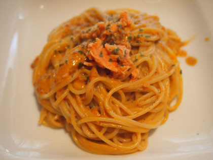 サケフレークとドライトマトペーストを使ったクリームパスタ^^ さけに塩気が多いので 入れるお塩を気持ち少な目に^^