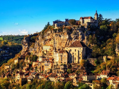 Vue panoramique de la cité médiévale de Rocamadour au coucher du soleil dans le Lot.