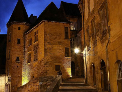 Ruelles médiévales de Sarlat-la-Canéda éclairées de nuit, en Périgord Noir.