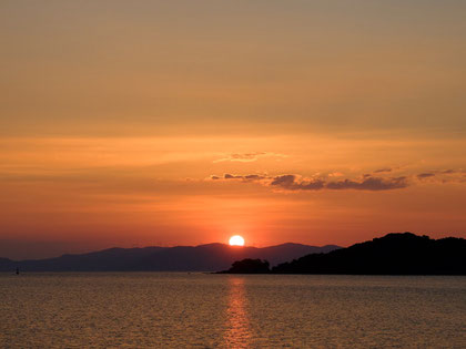 有明に沈む夕陽