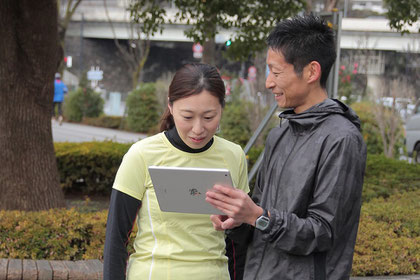 走りを動画撮影して確認している様子です