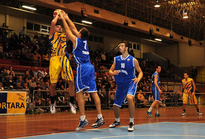 Mirko Cavallaro in sospensione contro Fevola (foto Daniele Piedinovi)