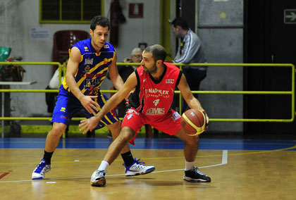 Capitan "Scugni" in difesa su capitan Fossati (foto Daniele Piedinovi)