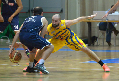 Del Sorbo aggressivo su Vallini (foto Daniele Piedinovi). La guardia genovese "stacca" una prestazione da 20 punti, 13 rimbalzi, 8 assist e 40 di valutazione