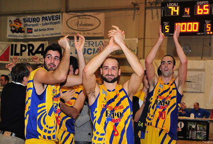 I giocatori ringraziano i tifosi (foto Daniele Piedinovi)