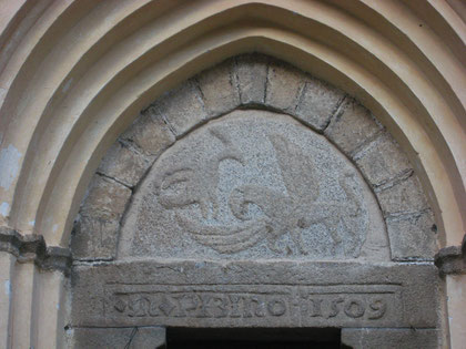 Speloncato - Eglise de l'Assomption - Tympan vestige de la chapelle Saint Etienne (oiseaux dont un fantastique affrontés) érigée au lieudit Giustiniani