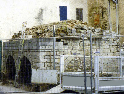 fontaine-pierre-taille-lorgues-avant-restauration-var-83-monument