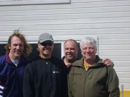 Bernhard, Ian, Rudi und ich dahinter