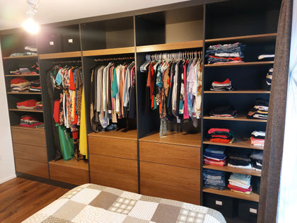 Offener Kleidereinbauschrank mit 10 Schubkästen