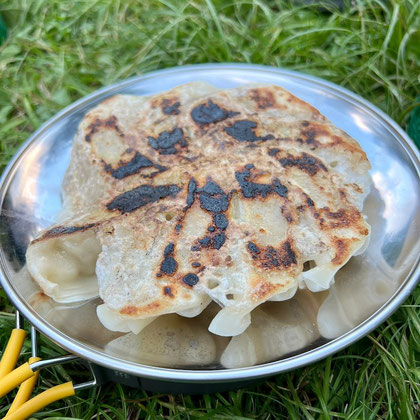 これが噂の餃子　食欲をそそる。ビールが飲めないのが残念でならない。