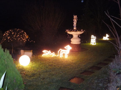 Auch der Garten wird weihnachtlich geschmückt und beleuchtet.