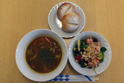 くじら肉のカレースープ、カニとグラノーラのサラダ