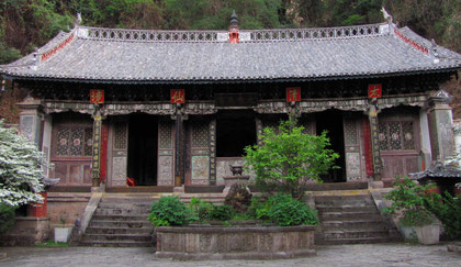 Temple "de la brume de la pureté" datant du 12ème siècle situé a 2600 m. d'altitude au sommet du Mont WeiBao; Lieux originel des maitres ancestraux taoistes de l'école de Long Men et de l'école Wu Qi Men
