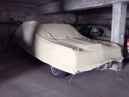 Manchmal dringt sogar ein Sonnenstrahl in die Garage vor.