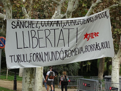Protest gegen die Inhaftierung der Unabhängigkeitspolitiker vor dem geschlossenen katalanischen Parlament in Barcelona  2017 (Bild: W. Janzen)