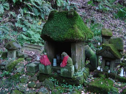 Creepy foxes at Sasuke-inari Jinja