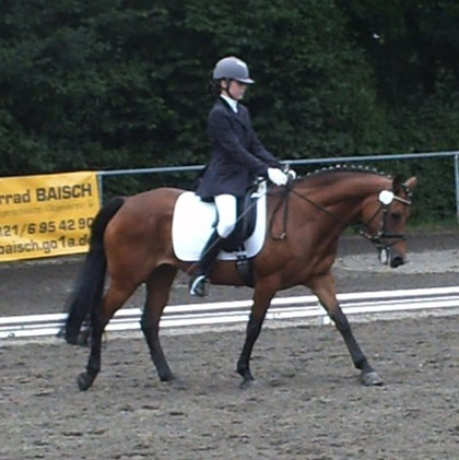 Georgina mit Madeleine in einer E-Dressur