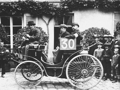 L'ingénieur Michaud au volant d'une Peugeot Phaeton 3hp lors du  "Concours des voitures sans chevaux" de 1894 © Domaine public - 2012