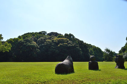 岩戸山古墳別区の石人石馬（八女市HP）