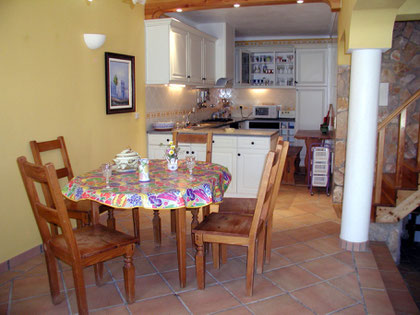 Wohn-Essraum und Küche, Casa Amarela in Hortas do Tabual bei Zavial