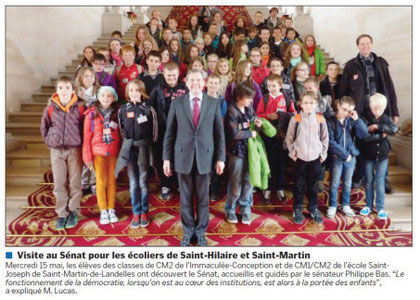 Les jeunes élèves à l'entrée du Palais du Luxembourg, La Manche Libre 27.05.2013