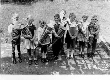 Einschulung 1967 (geht nicht größer) Von links nach rechts: Dietmar Koch, Sabine Huchthausen, Kerstin Messerschmidt, Harald Ude, Wolfgang Katzenberger, Marlies Huchthausen, Karla Biel und Thomas Schulz