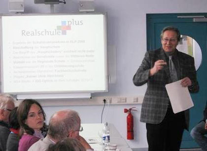 Schulleiter Joachim Paul erläutert das pädagogische Konzept unserer Schule