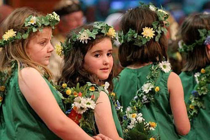 Flower girls / courtesy Photolibrary Wales