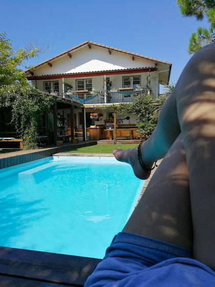 Pura-Vida-Lodge-in-Mimizan-Plage-in-Frankreich-im-Vordergrund-ein-Pool