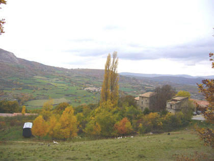 La ferme du Pigeonnier en automne, dèrrière le village de Limans