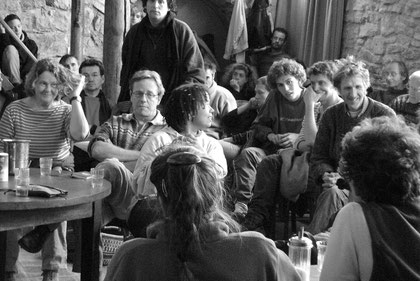 Réunion dans la salle de Grange Neuve