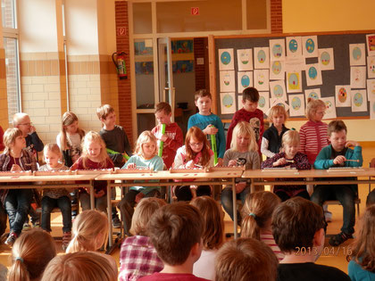 Die Puppenspölers werden zur Vorführung der neuen Boomwhackers eingeladen. Foto: Christiane Meeske-Betten