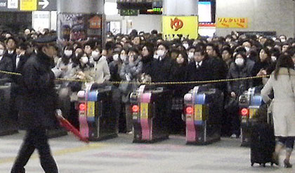 改札制限でホームには順次入場(東急大井町駅)