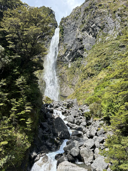 Devils Punchbowl Waterfall
