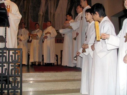 Mit Ratschen und Glocken wird die stille Zeit der Trauer eingeläutet. Damit verstummen bis zur Osternachtsmesse die Glocken. Foto vom Gründonnerstag 2005.