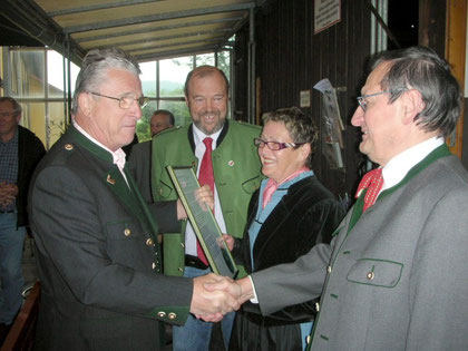 Peter komponierte das "Stainzer Kohlenhüttenlied"-bei der CD Präsentation am 13.Mai 2009 in Stainz-v.l.n.r.Peter;Bgmstr.Dir.Walter Eichmann;Elfi u.Fredi Kroyss