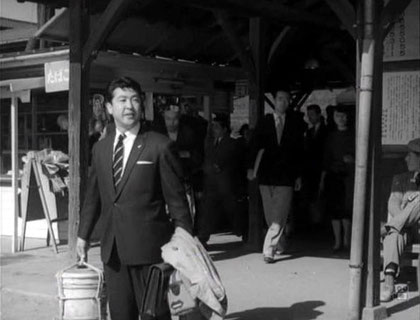 ▲米田駅に降り立った木下秀吉。右手には、せいの荷物が。（画像①）