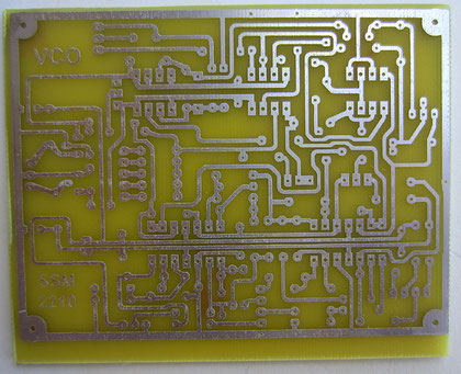 Découpage à la scie métallique, ponçage des bords au papier de verre fin et étamage à l'étain liquide. Le PCB est prêt!