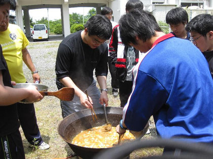 規律研修　野外炊飯　煮込み風景