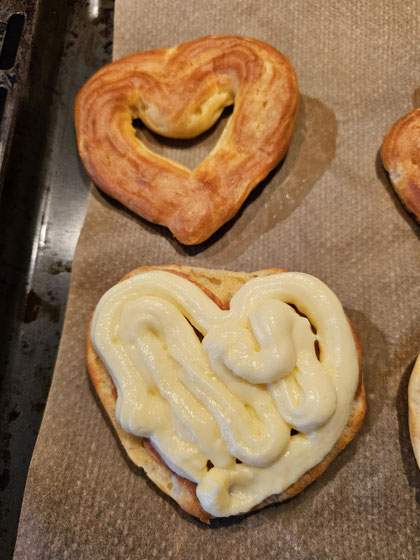 Windbeutel Herzen mit Vanillecreme füllen