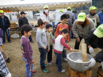 餅つきは子どもたちに大人気、ぼくも早くつきたいな