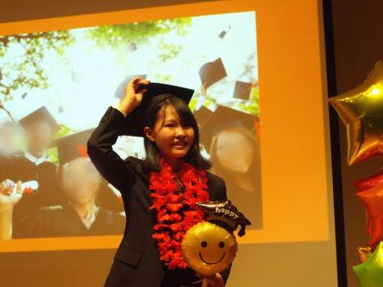 📸 Level 9修了生の卒業式の様子。卒業帽子をかぶった姿は、下の学年の子たちのあこがれにもなっています。