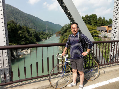 <写真11>手取りキャニオンロード 手取り峡谷をバックにこれから鶴来へ