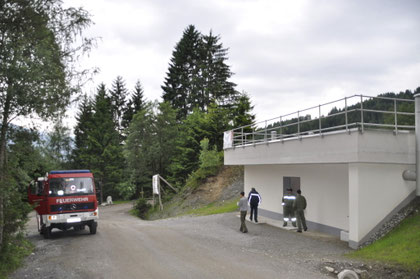 Besichtigung des neuen Wasserbaseins zw. Lärchenwald und Nockhof