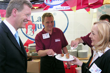 Helga Karl begrüßt Ministerpräsident Christian Wulff. Sommerfest der Landesvertretung Niedersachsens beim Bund: Sponsoring-Stand; Quelle: Helga Karl