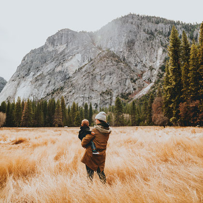 Hiking in the mountains with your child, choose a baby carrier for the hike.