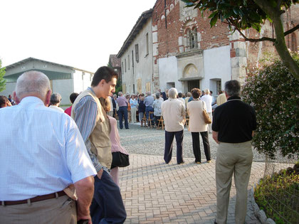 Alcune immagine del cortile della cascina gremito di fedeli